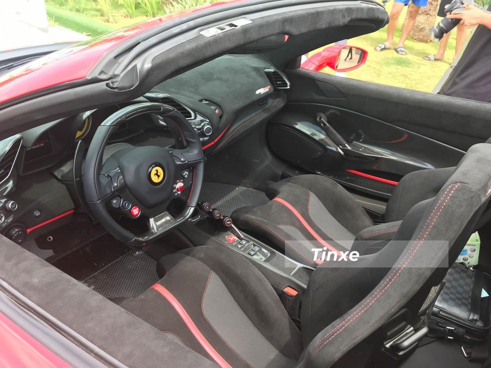 Khoang lái của xe Ferrari 488 Pista Spider Khoang lái của xe Ferrari 488 Pista Spider