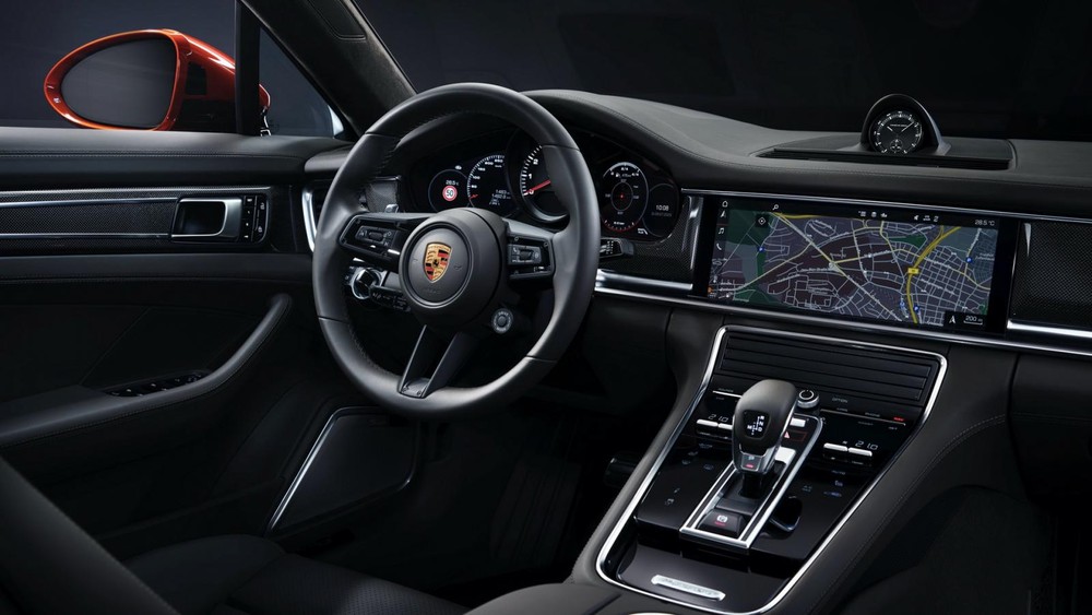 Mở cửa bước vào bên trong khoang lái, Porsche Panamera bản nâng cấp mới nhất có sự thay đổi nhẹ ở chi tiết vô lăng Sport với lẫy chuyển số được chuyển thành vô lăng GT Sport trên bản Turbo S. Hệ thống giải trí của xe là màn hình cảm ứng 12,3 inch tích hợp hệ thống định vị vệ tinh, hệ thống kết nối Wi-Fi, hệ thống âm thanh Bose cao cấp. 