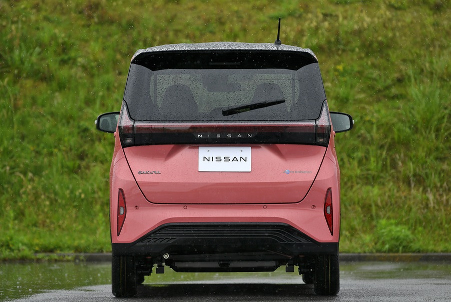 Nissan Sakura 2022 nhìn từ đằng sau Nissan Sakura 2022 nhìn từ đằng sau