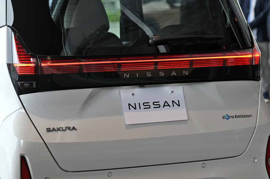Đèn hậu vắt ngang đuôi xe với tạo hình đơn giản bên trong của Nissan Sakura 2022 Đèn hậu vắt ngang đuôi xe với tạo hình đơn giản bên trong của Nissan Sakura 2022