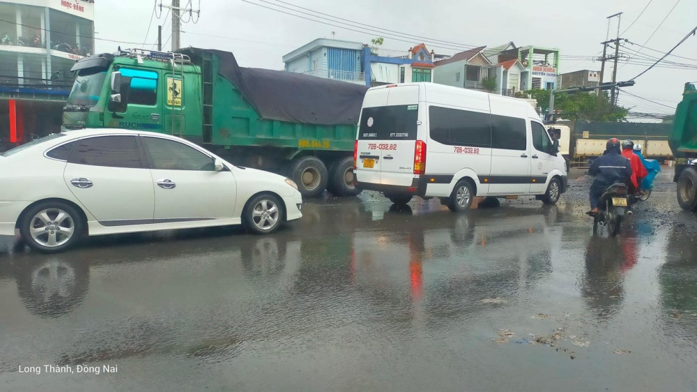 Chiếc xe ben tại hiện trường vụ tai nạn Chiếc xe ben tại hiện trường vụ tai nạn