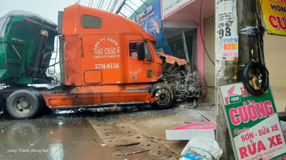 Chiếc xe đầu kéo bị hư hỏng khá nặng sau vụ tai nạn Chiếc xe đầu kéo bị hư hỏng khá nặng sau vụ tai nạn