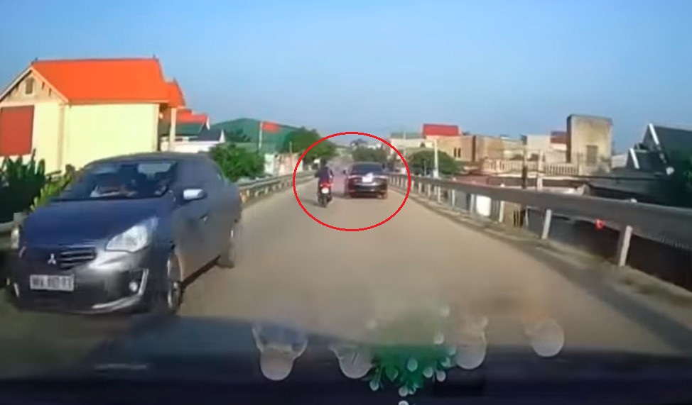 Người phụ nữ điều khiển chiếc Honda SH đuổi theo ô tô màu đen Người phụ nữ điều khiển chiếc Honda SH đuổi theo ô tô màu đen