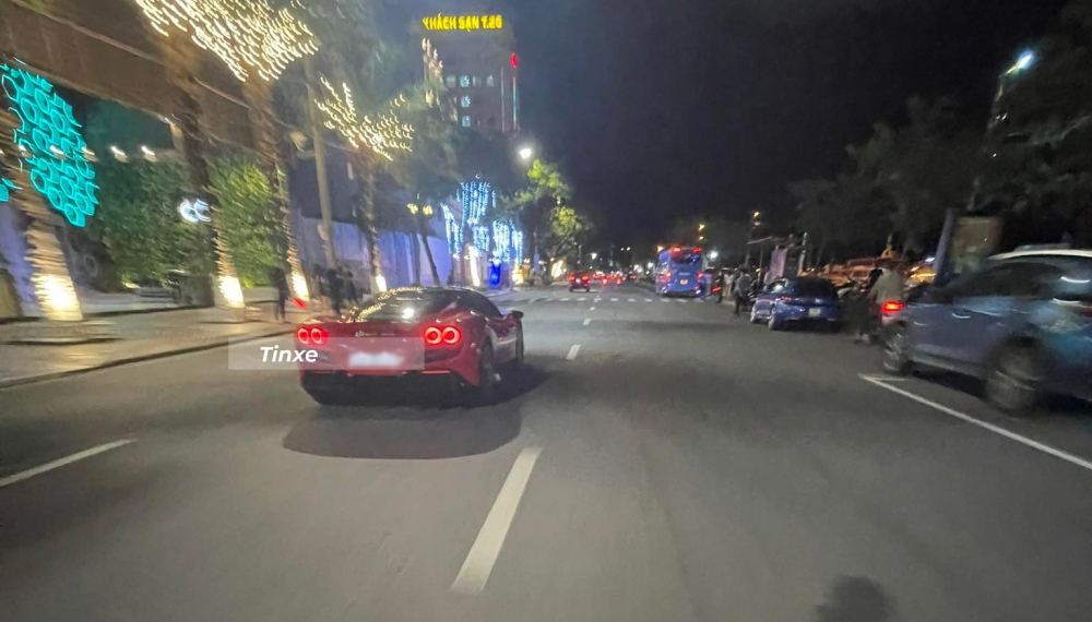 Cường Cường Đô-la điều khiển siêu xe Ferrari F8 Tributo ở Đà Nẵng