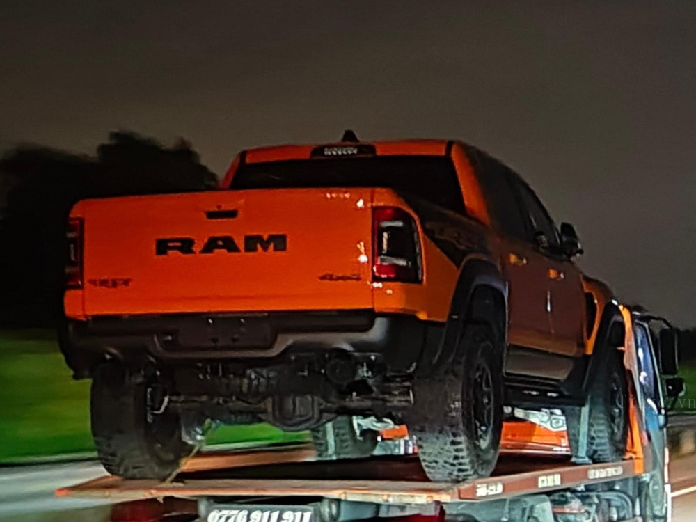 2 chiếc xe Ram 1500 TRX 2022 này có màu cam 2 chiếc xe Ram 1500 TRX 2022 này có màu cam