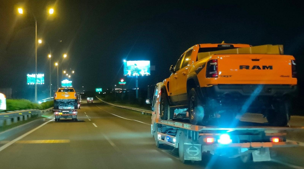 Cặp đôi siêu bán tải Ram 1500 TRX về Việt Nam với màu sơn nổi bật, giá cao hơn nhiều xe Range Rover chính hãng Cặp đôi siêu bán tải Ram 1500 TRX về Việt Nam với màu sơn nổi bật, giá cao hơn nhiều xe Range Rover chính hãng