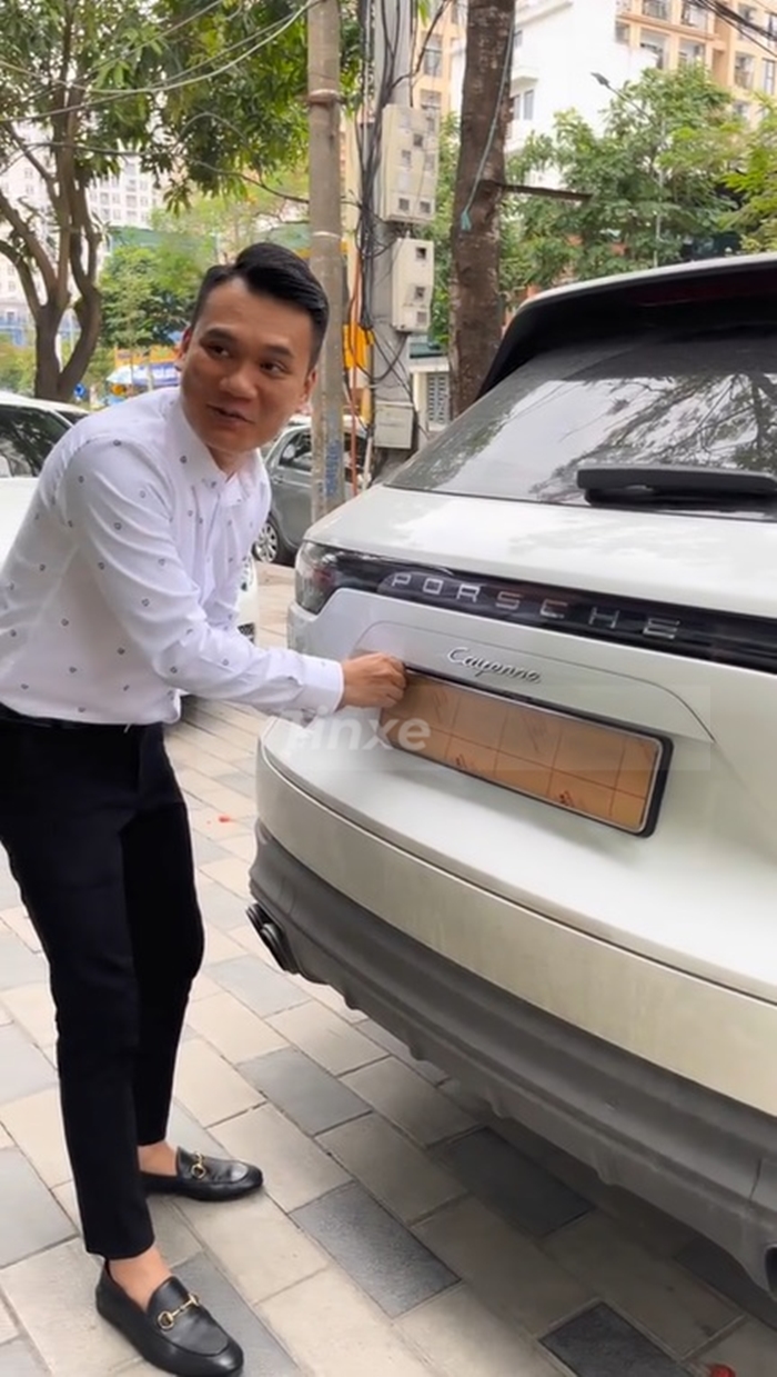 Khắc Việt hào hứng Khắc Việt hào hứng bốc seal biển số cho Porsche Cayenne đã mua được 2 tháng