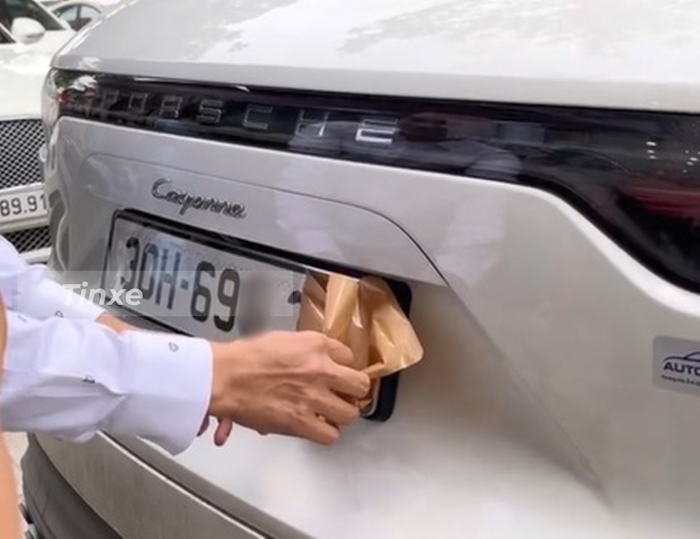 Những con số đầu tiên trong biển xe Porsche Cayenne của Khắc Việt đã lộ diện Những con số đầu tiên trong biển xe Porsche Cayenne của Khắc Việt đã lộ diện
