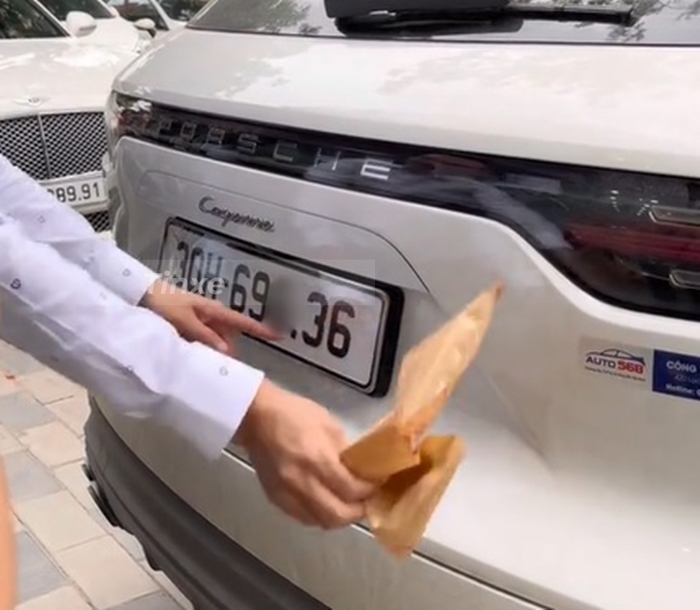 Và đây là 2 con số cuối trên biển số xe Porsche Cayenne của Khắc Việt Và đây là 2 con số cuối trên biển số xe Porsche Cayenne của Khắc Việt