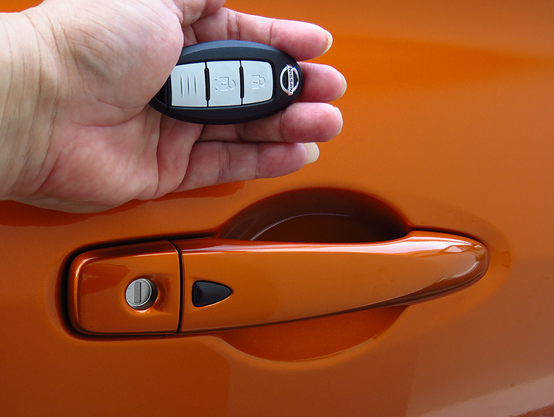 Nút bấm màu đen hình tam giác trên tay nắm cửa của Nissan Kicks Nút bấm màu đen hình tam giác trên tay nắm cửa của Nissan Kicks