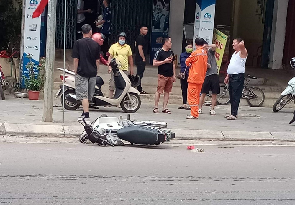 Chiếc xe m&aacute;y nằm đổ b&ecirc;n lề đường