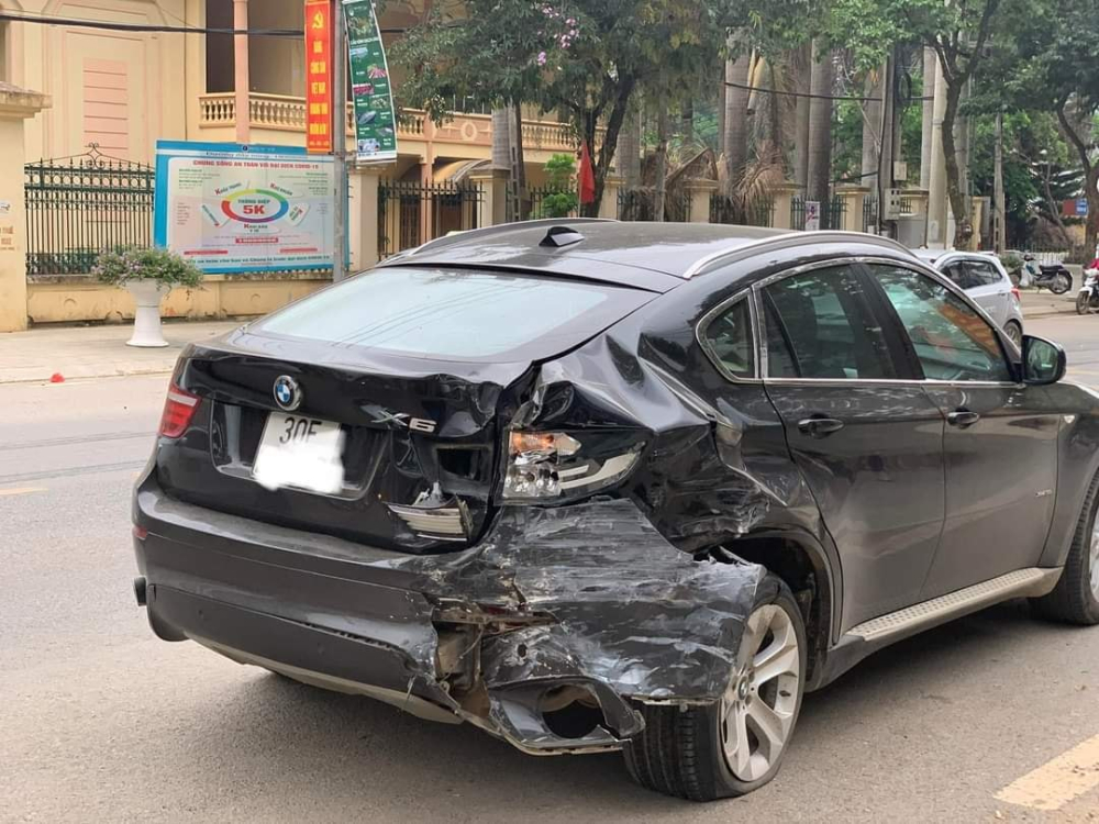 Chiếc BMW X6 bị hư hỏng ở đu&ocirc;i xe v&agrave; sườn xe