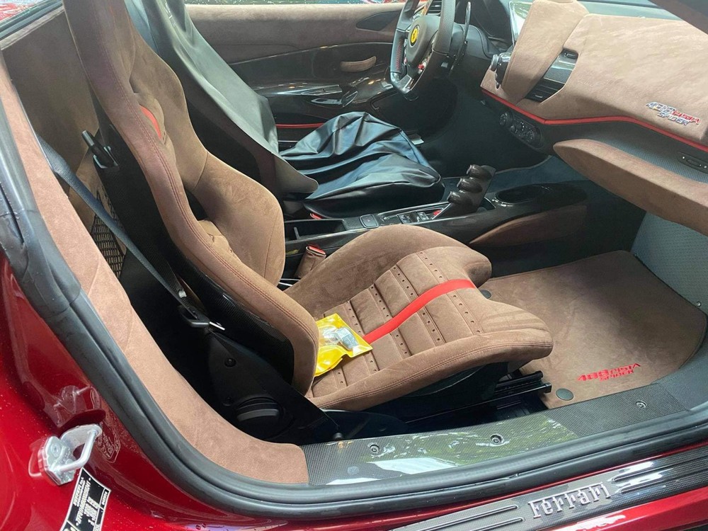 Còn đây là nội thất của xe Ferrari 488 Pista Spider