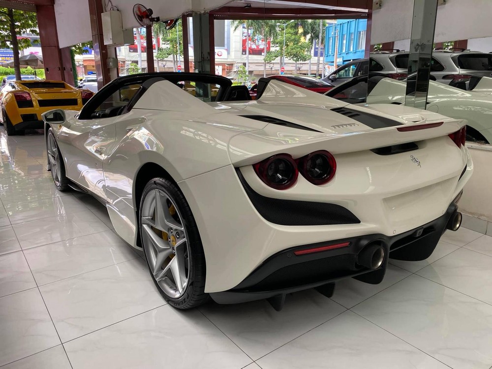 Ferrari F8 Spider màu trắng duy nhất tại Việt Nam đã được ông Đặng Lê Nguyên Vũ rước về nhà Ferrari F8 Spider màu trắng duy nhất tại Việt Nam đã được ông Đặng Lê Nguyên Vũ rước về nhà