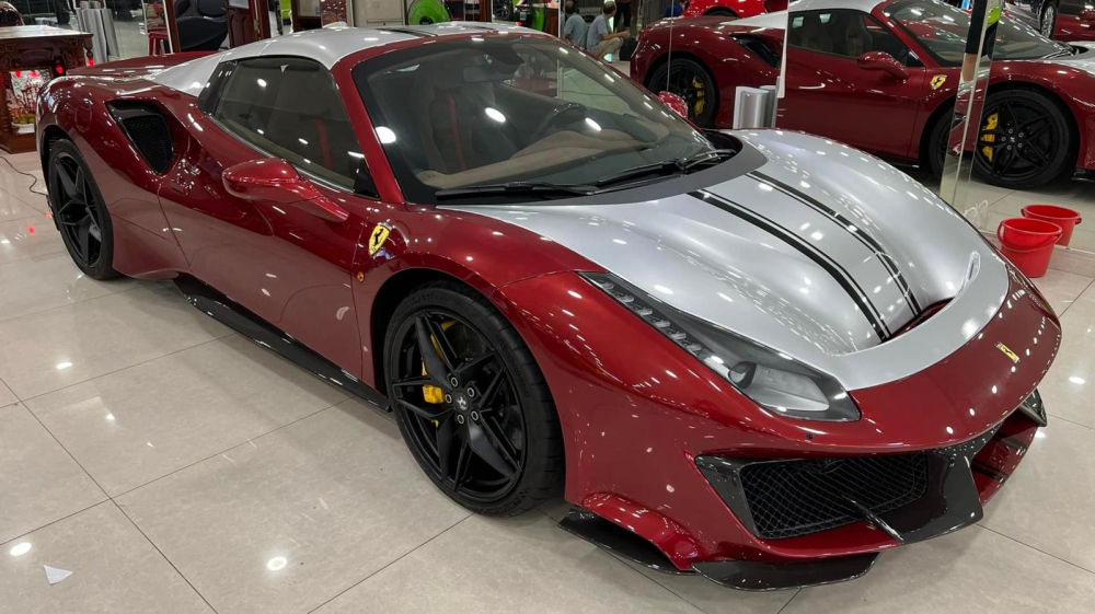 Ferrari 488 Pista Spider màu đỏ Rosso Fiorano đã dán màu bạc Ferrari 488 Pista Spider màu đỏ Rosso Fiorano đã dán màu bạc