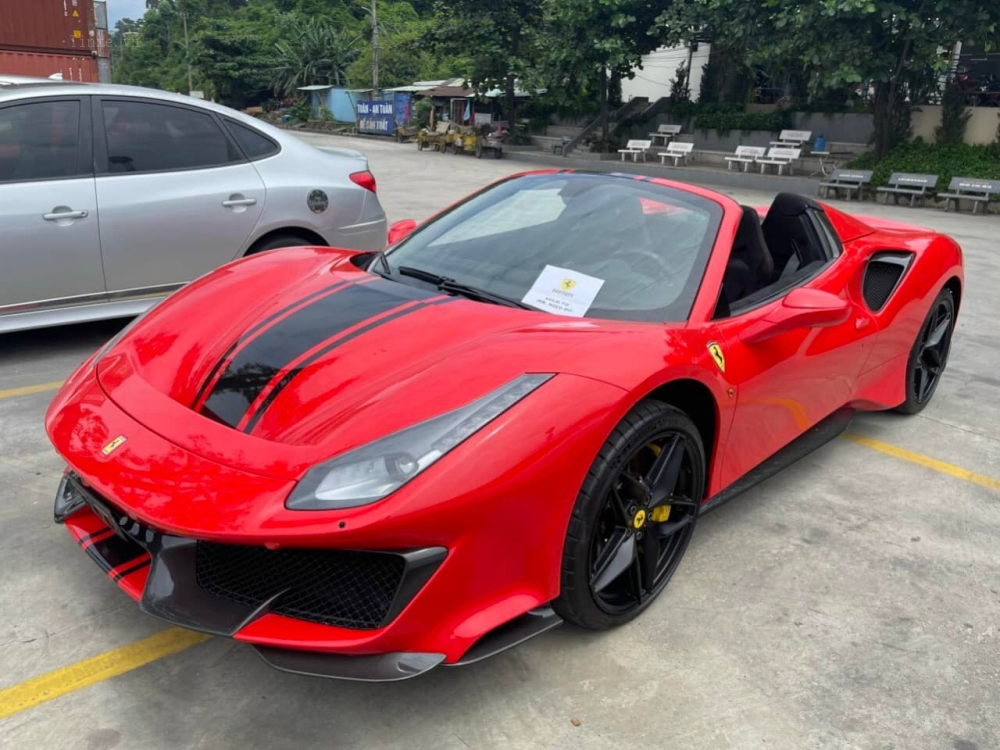 Đây là chiếc Ferrari 488 Pista Spider thứ 3 tại dải đất hình chữ S Đây là chiếc Ferrari 488 Pista Spider thứ 3 tại dải đất hình chữ S
