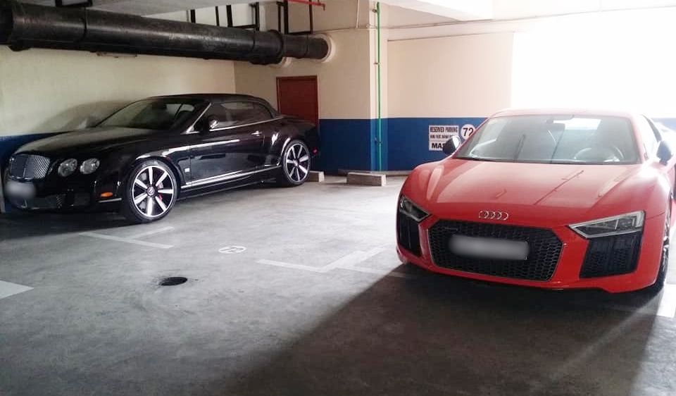 Bentley Continental GTC Speed 80-11 Edition của doanh nhân ngành tiêu dùng và đỗ cạnh là siêu xe Audi R8 V10 Plus màu đỏ Bentley Continental GTC Speed 80-11 Edition của doanh nhân ngành tiêu dùng và đỗ cạnh là siêu xe Audi R8 V10 Plus màu đỏ