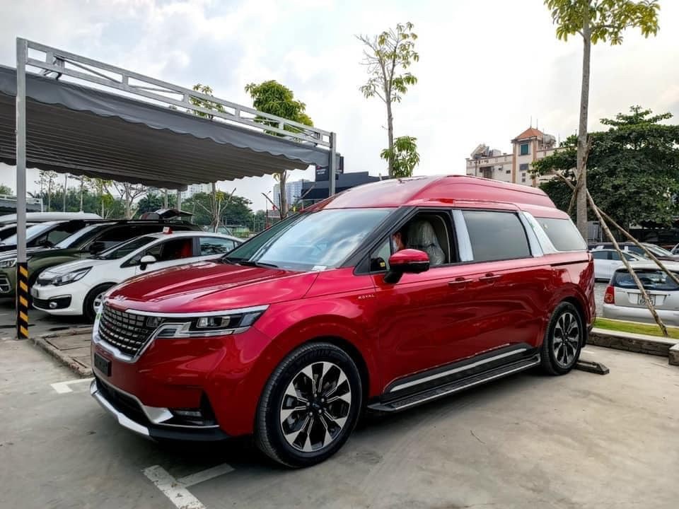 Kia Carnival Royal từng bị bắt gặp tại TP. Hồ Chí Minh, phần nóc nhô lên là điểm nhận diện phân biệt so với các bản thường. Kia Carnival Royal từng bị bắt gặp tại TP. Hồ Chí Minh, phần nóc nhô lên là điểm nhận diện phân biệt so với các bản thường.