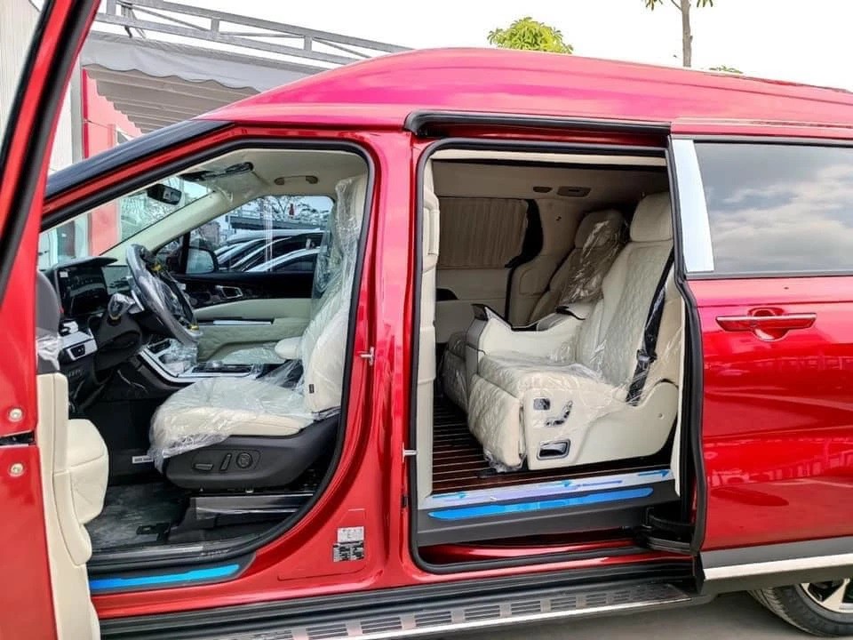 Hàng ghế trước và khoang hành khách phía sau của Kia Carnival Royal khác biệt hoàn toàn về đẳng cấp. Hàng ghế trước và khoang hành khách phía sau của Kia Carnival Royal khác biệt hoàn toàn về đẳng cấp.