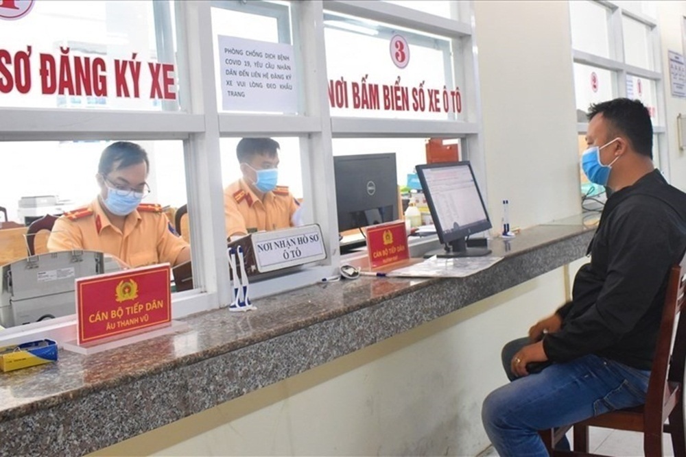 Để bấm biển số xe ô tô, người dân chỉ cần tới công an cấp huyện thay vì phải đến phòng CSGT công an cấp tỉnh như trước. Để bấm biển số xe ô tô, người dân chỉ cần tới công an cấp huyện thay vì phải đến phòng CSGT công an cấp tỉnh như trước.