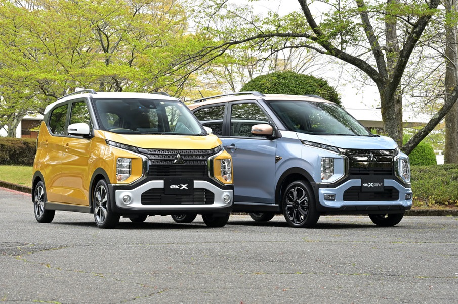 Mitsubishi eK Cross EV (màu xanh), đỗ bên cạnh eK Cross thông thường Mitsubishi eK Cross EV (màu xanh), đỗ bên cạnh eK Cross thông thường