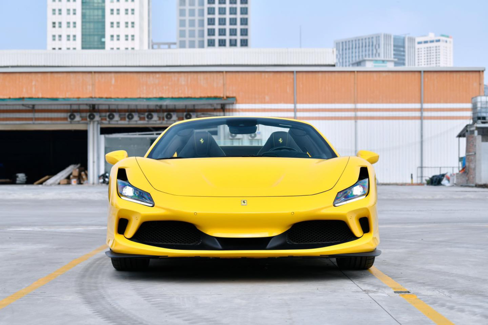 Đây là chiếc siêu xe mui trần Ferrari F8 Spider thứ 2 tại Việt Nam mang màu vàng Giallo Modena