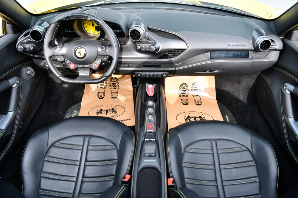 Toàn cảnh khoang lái xe Ferrari F8 Spider màu vàng của Chủ tịch Trung Nguyên mới mua