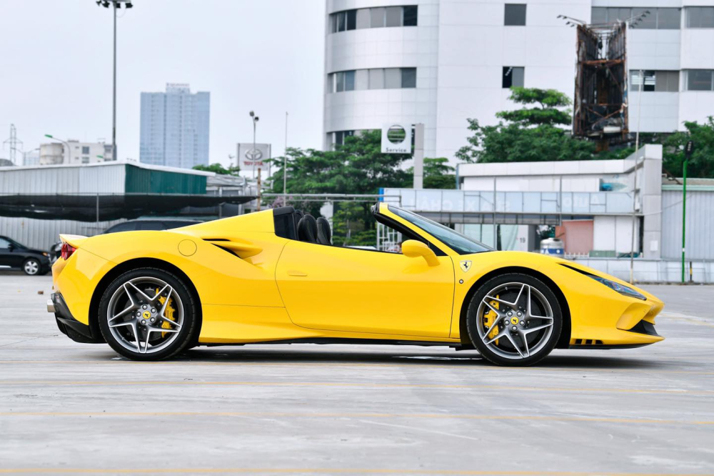 Vẻ đẹp của siêu xe mui trần Ferrari F8 Spider khi hạ mui