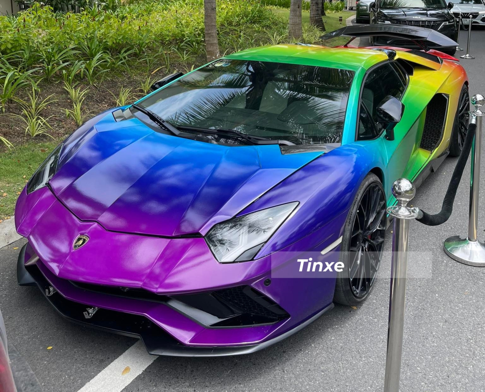 Chiếc xe Lamborghini Aventador LP700-4 Roadster màu trắng được dán cầu vồng Chiếc xe Lamborghini Aventador LP700-4 Roadster màu trắng được dán cầu vồng