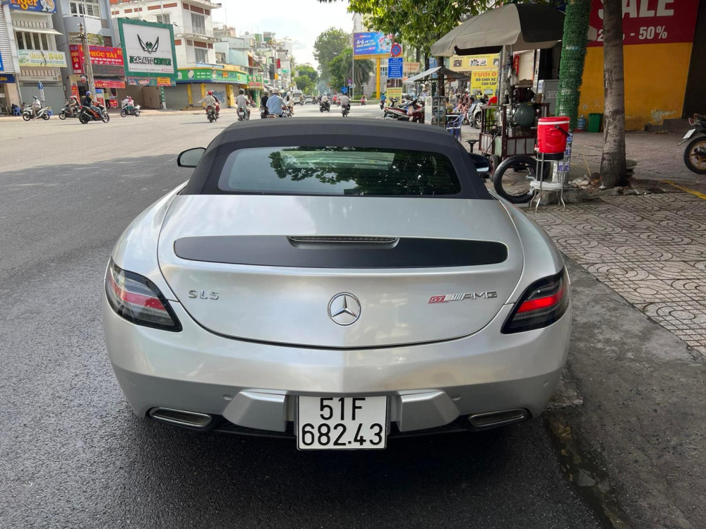 Còn đây là chiếc xe Mercedes-Benz SLS AMG GT Roadster