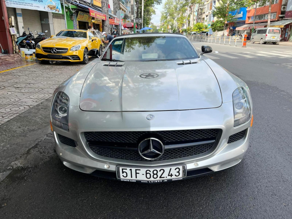 Mercedes-Benz SLS AMG GT Roadster độc nhất Việt Nam được chủ nhân cho tắm nắng sau nhiều năm cất ở garage