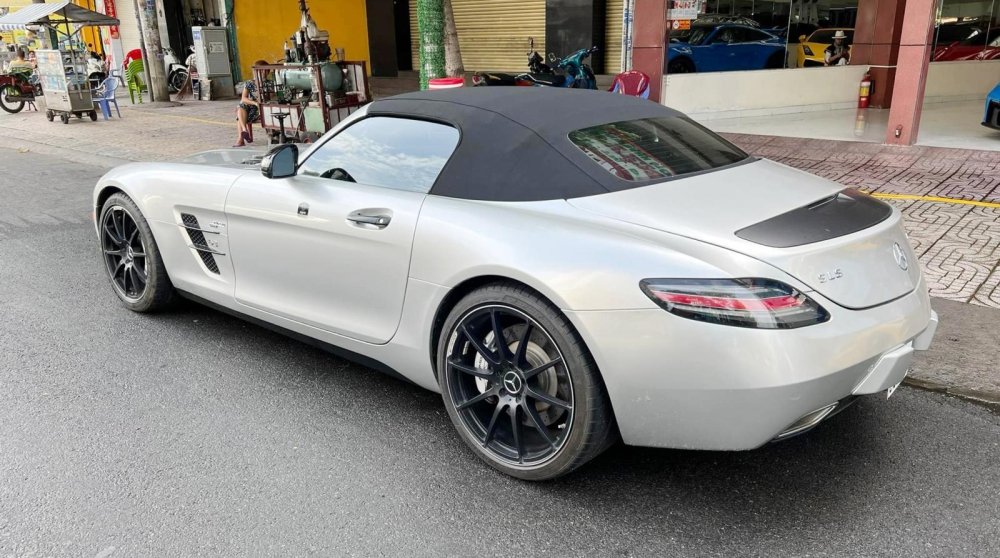 Siêu xe mui trần Mercedes-Benz SLS AMG GT Roadster của nhà sưu tập xe hàng đầu Việt Nam