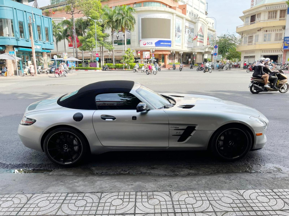 Đây là 1 trong 4 chiếc siêu xe Mercedes-Benz SLS AMG ông Đặng Lê Nguyên Vũ đang sở hữu