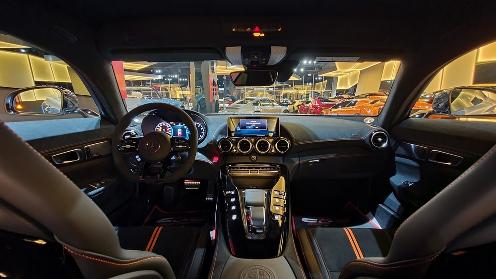 Muốn làm chủ Mercedes-AMG GT Black Series hiện nay, các đại gia Việt cần phải chi ra ít nhất 15 tỷ đồng để mua xe từ nước ngoài, chưa bao gồm các chi phí vận chuyển và thuế xe tại Việt Nam