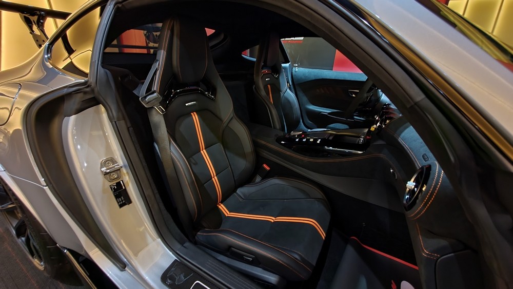 Còn đây là toàn bộ khoang lái của xe Mercedes-AMG GT Black Series 