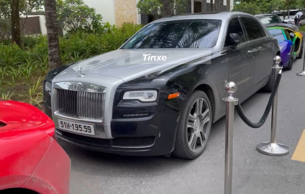 Trong đoàn xe tham dự đám cưới của thủ môn Bùi Tiến Dũng còn có một chiếc siêu xe Ferrari và 2 xe siêu sang của Rolls-Royce với 1 xe thuộc bản Ghost Series II và chiếc còn lại là Rolls-Royce Wraith. Trong đoàn xe tham dự đám cưới của thủ môn Bùi Tiến Dũng còn có một chiếc siêu xe Ferrari và 2 xe siêu sang của Rolls-Royce với 1 xe thuộc bản Ghost Series II và chiếc còn lại là Rolls-Royce Wraith.