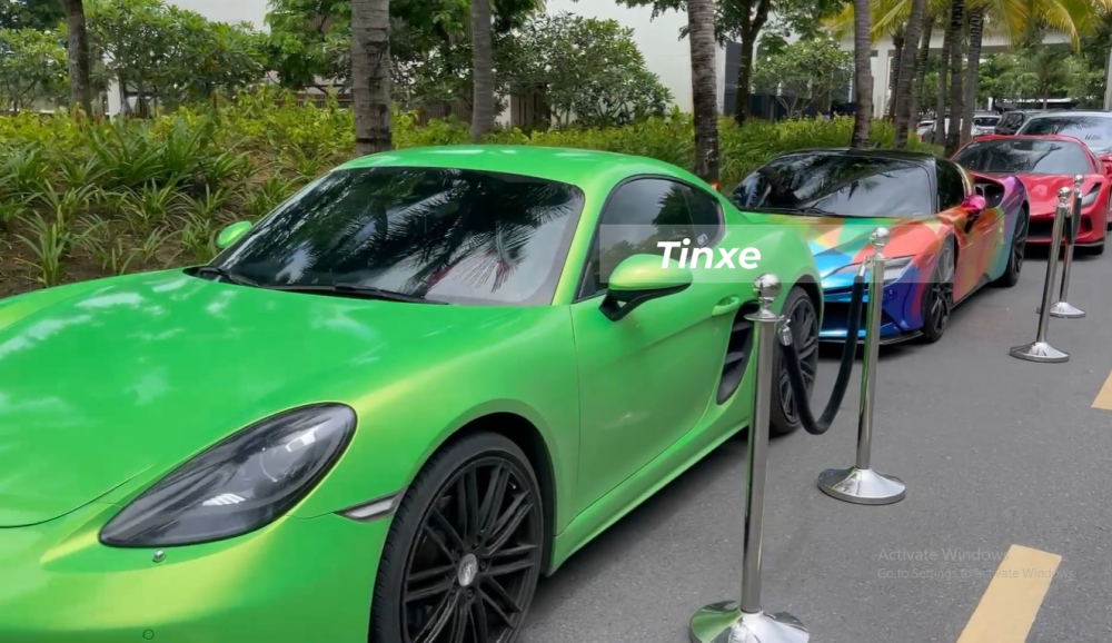 Trong ảnh là Porsche 718 Cayman mới dán màu xanh lá cây, theo sau là 2 chiếc xe Ferrari bao gồm SF90 Stradale và Ferrari F8 Spider. Trong ảnh là Porsche 718 Cayman mới dán màu xanh lá cây, theo sau là 2 chiếc xe Ferrari bao gồm SF90 Stradale và Ferrari F8 Spider.