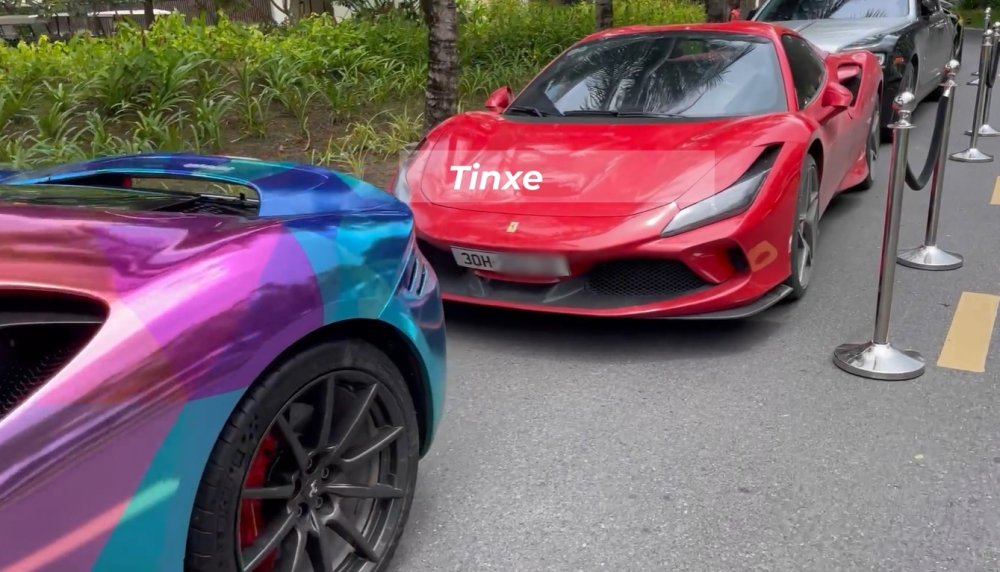 Điểm ấn tượng của Ferrari F8 Spider chính là việc siêu xe này có trang bị mui xếp cứng, nên dễ dàng đóng hoặc mở mui trong thời gian 14 giây. Bên cạnh đó, siêu xe mui trần của Ferrari F8 Tributo còn có vách ngăn nhỏ bằng kính nằm ngay giữa hai ghế ngồi được điều chỉnh bằng nút bấm trong khoang lái, 2 chi tiết này giúp phân biết giữa 2 phiên bản xe Ferrari F8. Điểm ấn tượng của Ferrari F8 Spider chính là việc siêu xe này có trang bị mui xếp cứng, nên dễ dàng đóng hoặc mở mui trong thời gian 14 giây. Bên cạnh đó, siêu xe mui trần của Ferrari F8 Tributo còn có vách ngăn nhỏ bằng kính nằm ngay giữa hai ghế ngồi được điều chỉnh bằng nút bấm trong khoang lái, 2 chi tiết này giúp phân biết giữa 2 phiên bản xe Ferrari F8.