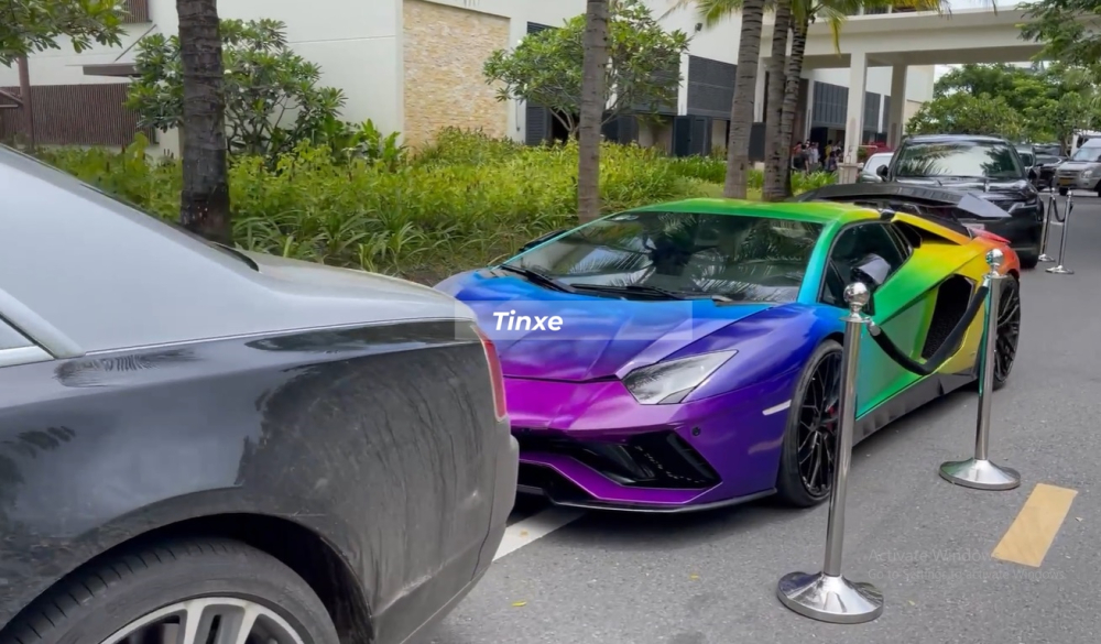 Lamborghini Aventador LP700-4 Roadster mang gói độ đầu xe của Lamborghini Aventador S Lamborghini Aventador LP700-4 Roadster mang gói độ đầu xe của Lamborghini Aventador S