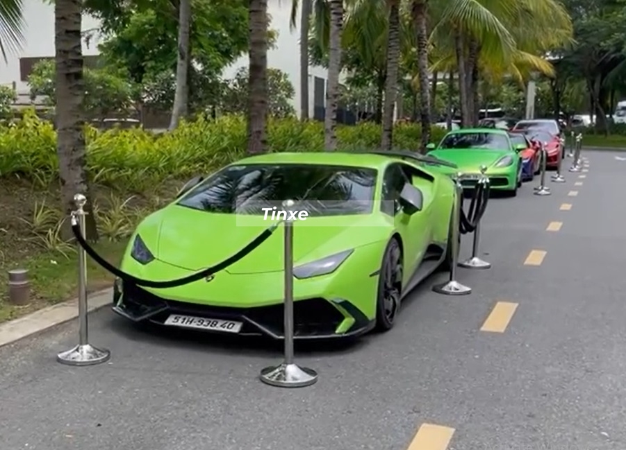 Ngoài ra, đoàn siêu xe này còn có những mẫu xe khác như một chiếc Lamborghini Huracan LP610-4 dán xanh cốm mang gói độ rất khủng. Siêu xe Lamborghini Huracan LP610-4 sở hữu động cơ V10, dung tích 5.2 lít, sản sinh công suất tối đa 610 mã lực và mô-men xoắn cực đại 560 Nm. Động cơ trên kết hợp cùng hộp số tự động 7 tốc độ và hệ dẫn động 4 bánh toàn thời gian, nhờ đó, siêu xe Lamborghini Huracan LP610-4 chỉ mất thời gian 3,2 giây để tăng tốc từ vị trí xuất phát lên 100 km/h trước khi đạt vận tốc tối đa 325 km/h. Ngoài ra, đoàn siêu xe này còn có những mẫu xe khác như một chiếc Lamborghini Huracan LP610-4 dán xanh cốm mang gói độ rất khủng. Siêu xe Lamborghini Huracan LP610-4 sở hữu động cơ V10, dung tích 5.2 lít, sản sinh công suất tối đa 610 mã lực và mô-men xoắn cực đại 560 Nm. Động cơ trên kết hợp cùng hộp số tự động 7 tốc độ và hệ dẫn động 4 bánh toàn thời gian, nhờ đó, siêu xe Lamborghini Huracan LP610-4 chỉ mất thời gian 3,2 giây để tăng tốc từ vị trí xuất phát lên 100 km/h trước khi đạt vận tốc tối đa 325 km/h.