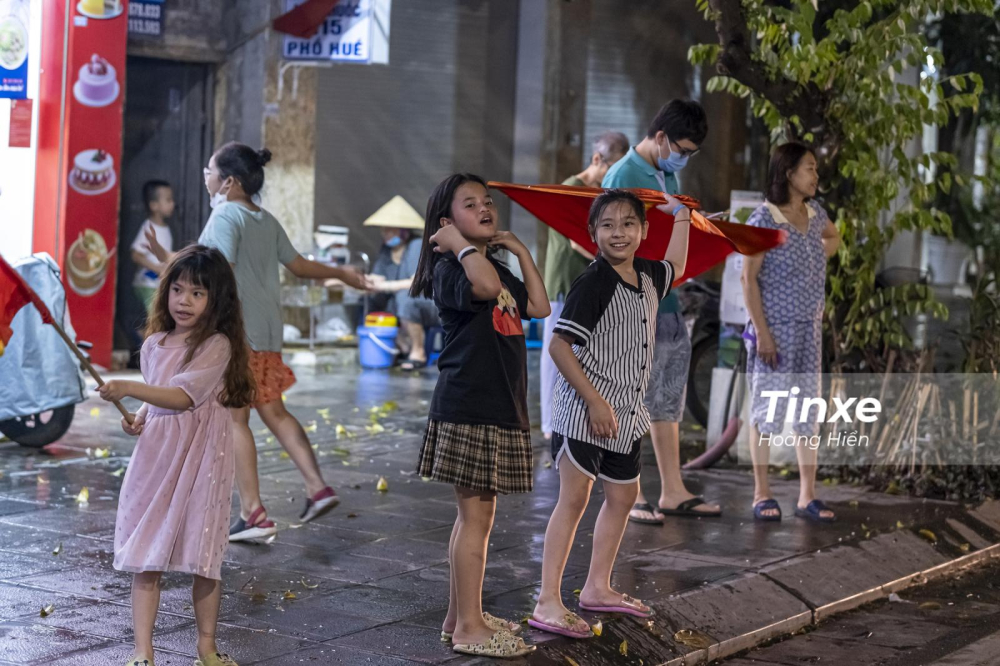 Trẻ em ra đường cổ vũ Trẻ em ra đường cổ vũ