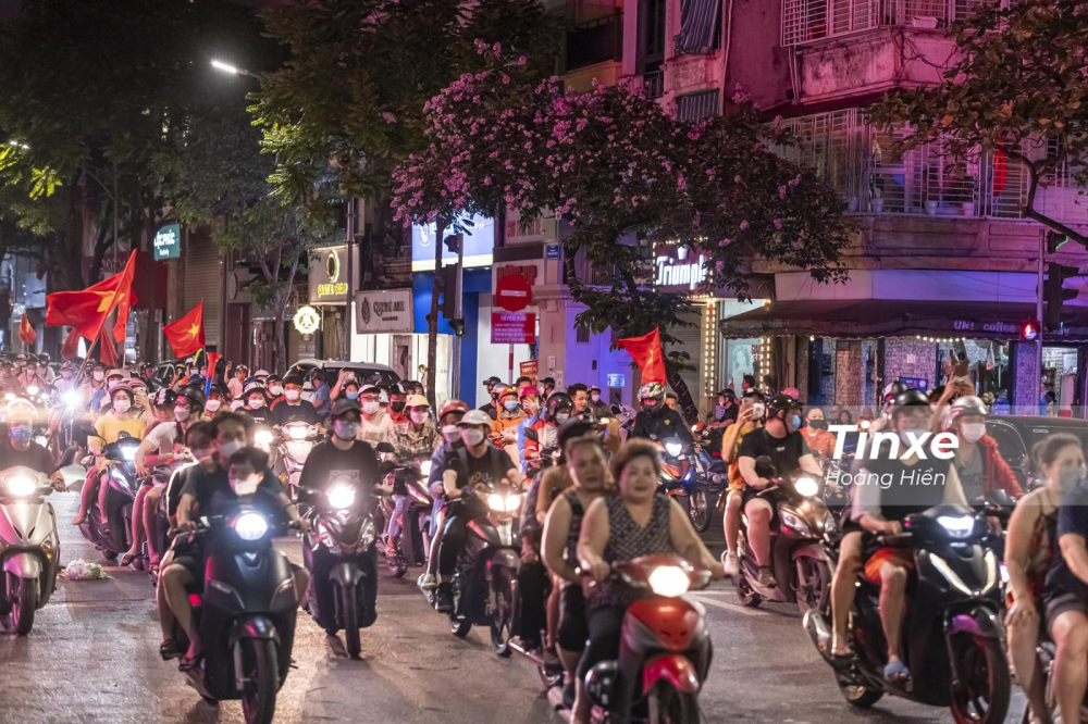 Tuy nhiên với Mật độ cổ động viên tăng cao nhanh chóng thì cũng đã gây ra nhiều khó khăn cho các tổ công tác. Tuy nhiên với Mật độ cổ động viên tăng cao nhanh chóng thì cũng đã gây ra nhiều khó khăn cho các tổ công tác.