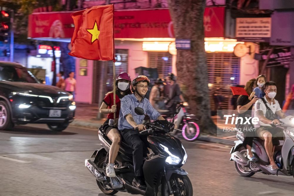 Người dân cổ vũ Người dân cổ vũ