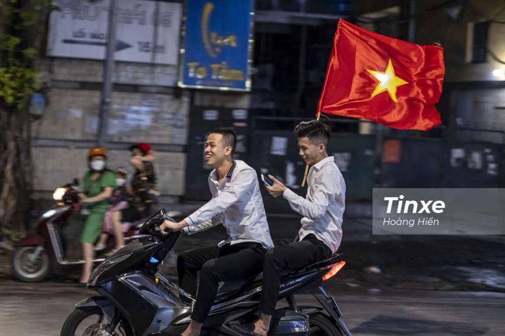 Nhiều cổ động viên không đội mũ bảo hiểm, không đeo khẩu trang khi đi cổ vũ. Nhiều cổ động viên không đội mũ bảo hiểm, không đeo khẩu trang khi đi cổ vũ.