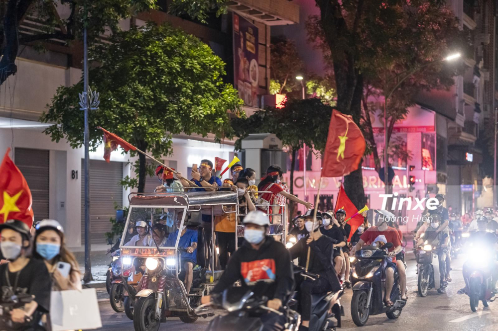 Các cổ động viên đổ ra đường với đủ các loại phương tiện Các cổ động viên đổ ra đường với đủ các loại phương tiện