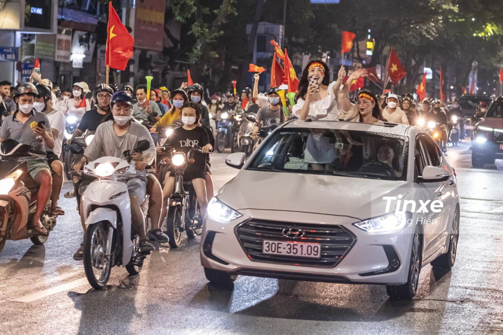 Nhiều cổ động viên chui khỏi cửa xe để thể hiện sự đam mê của mình với bóng đá. Nhiều cổ động viên chui khỏi cửa xe để thể hiện sự đam mê của mình với bóng đá.