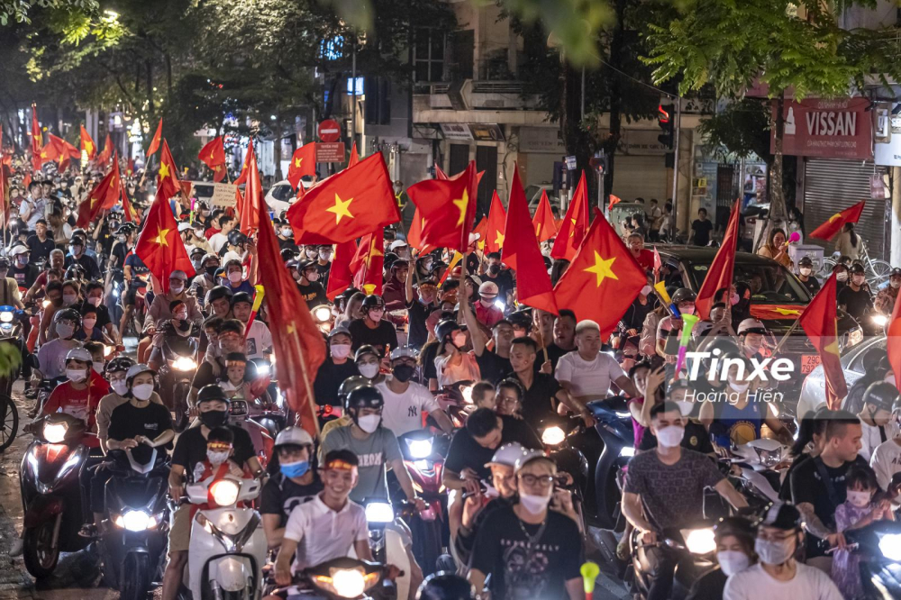 Đường phố rất nhanh đã chật kín người và rợp ánh cờ đỏ sao vàng. Đường phố rất nhanh đã chật kín người và rợp ánh cờ đỏ sao vàng.