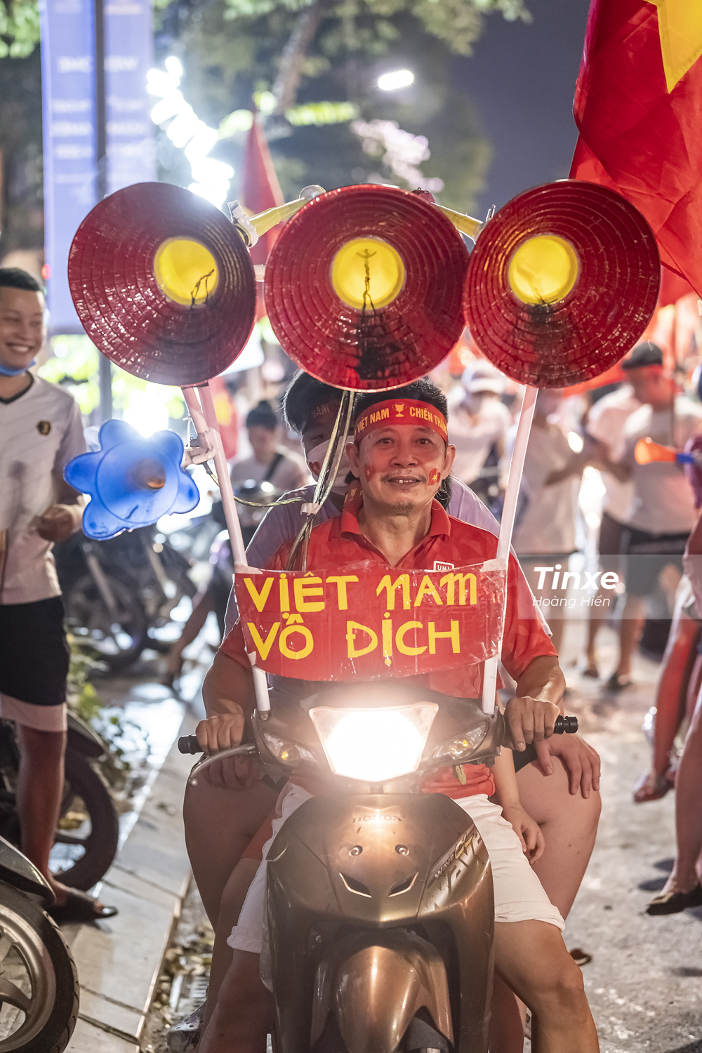 Một người đàn ông với chiếc xe máy độ full âm thanh cho việc cổ vũ. Một người đàn ông với chiếc xe máy độ full âm thanh cho việc cổ vũ.