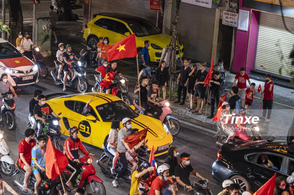 Một chiếc Porsche 718 Cayman vất vả đi giữa dòng người đông đúc. Một chiếc Porsche 718 Cayman vất vả đi giữa dòng người đông đúc.