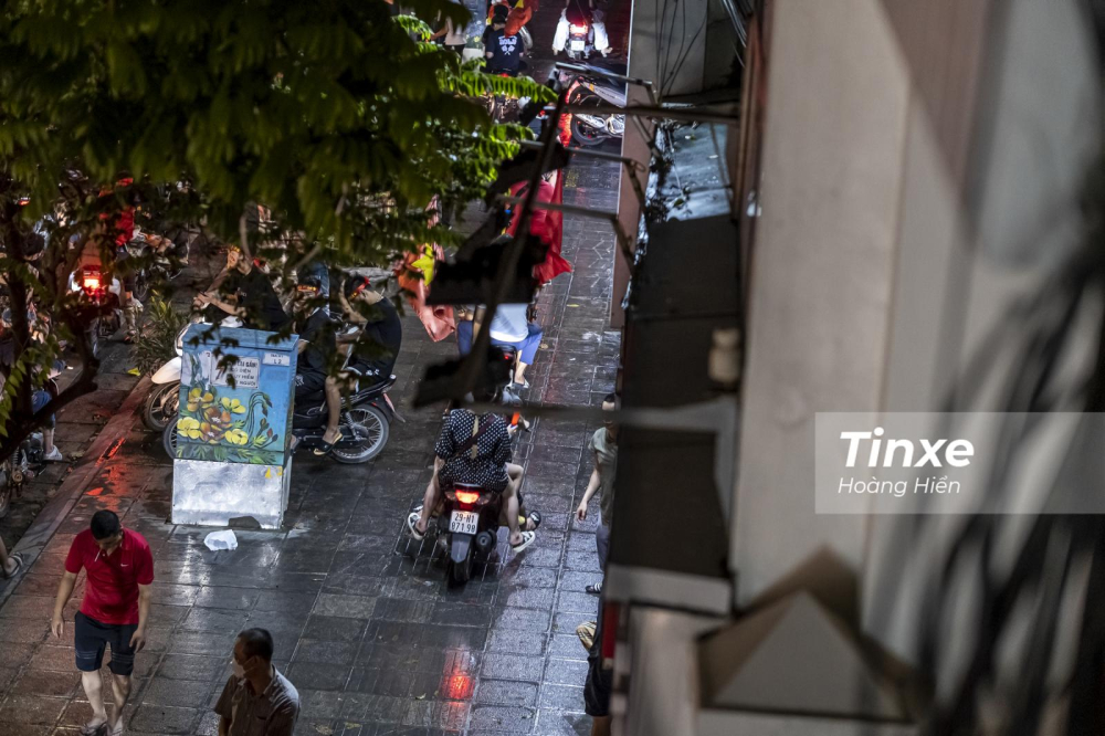 Vỉa hè không còn dành cho người đi bộ mà cả xe máy cũng lên bờ. Vỉa hè không còn dành cho người đi bộ mà cả xe máy cũng lên bờ.